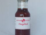 Bilde av flaske som inneholder Drageblod, som er en jordbær- og chilisaus.
