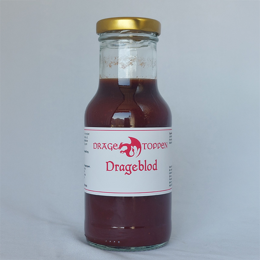 Bilde av flaske som inneholder Drageblod, som er en jordbær- og chilisaus.